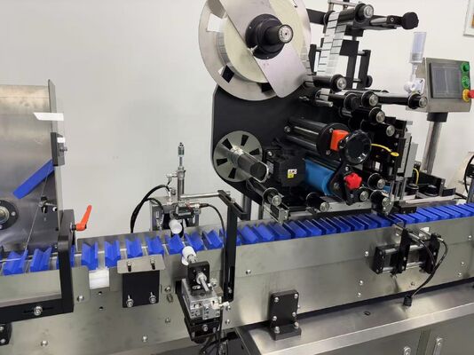 Auto lipstick bottle top and bottom positoning labeling machine for cosmetics
